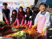 [춘천]고사리손으로 정성껏 버무린 `효도 김치