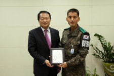 [포토뉴스]명예군민패 수여