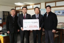 [포토뉴스]동부목재유통센터 이웃돕기 성금 기탁