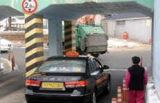 50㎝도 안되는 인도, 목숨 걸고 다닌다