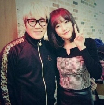 응답하라 1994 18화 고우리 윤민수 인증샷…“후 아버님과 함께”