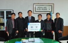 [포토뉴스]농협사료 강원지사 성금 기탁