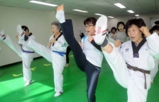 [포토뉴스]태권도 하며 건강 지켜요