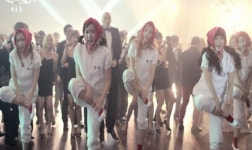 크레용팝 ‘어이’, 트로트에 닭다리춤?…“섹시보다 코믹이지!”