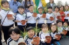 [포토뉴스]“소나무야 내가 잘 키워줄게”