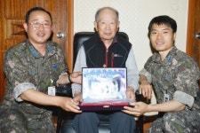 [포토뉴스]참전용사에 위문품 전달