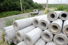 [포토뉴스]도로변 전신주 위험