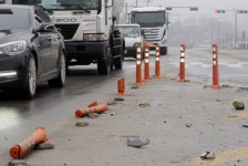 [포토뉴스]태장동 강변삼거리 파손된 교통유도봉 방치