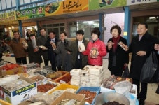 [포토뉴스]김미영 경제부지사 간성전통시장서 장보기