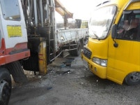 [포토뉴스]출근길 크레인-소형버스 충돌