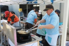 짜장면 들고 오지마을 순회하는 사람들