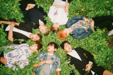 방탄소년단, ‘화양연화’ 컴백사진 공개…꽃 속에 파묻힌 대세들