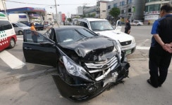 [포토뉴스]춘천 후평동 공단 사거리 승용차 충돌