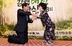 [제18회 강원환경대상 시상식]수상자 배려 무릎꿇은 도의장