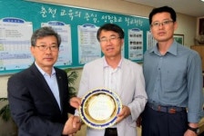 [포토뉴스]강원일보사 성림초에 우승패 전달