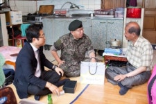 [포토뉴스]6·25참전용사에 보청기 전달