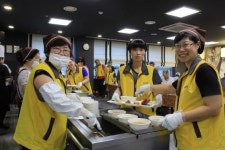 [포토뉴스]노인 대상 배식 및 설거지 봉사