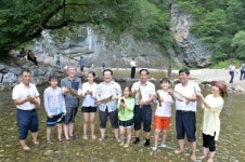 농림부장관 개미들마을에서 맨손송어잡이 “손맛 어때요”