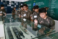 [포토뉴스]“포탄 직접 보니 신기해요”