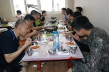 [화천]“작전 협조 고마움에 지역 식당 찾았어요”