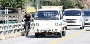 춘천 자전거도로 일반 차량 뒤섞여 교행 ‘위험한 라이딩’