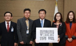 [포토뉴스]양양군청 쥐띠모임 장학금 기탁