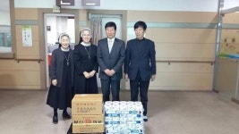 [포토뉴스]강원중기청 춘천시립양로원에 성금 전달