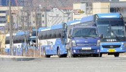 [포토뉴스] 안전운전 위협하는 대형 버스 불법 주정차