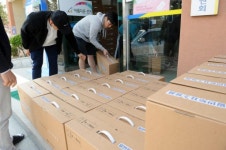 [포토뉴스]선거 임박…투표소용품 정리로 분주한 손