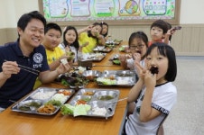 [포토뉴스]용정초교 무공해 쌈채소 먹는 날 행사