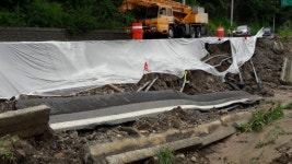 [춘천]자전거도로 만들려다 무너진 도로