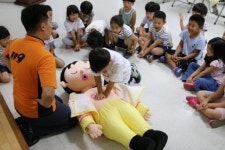 [포토뉴스]꼬마 구급대원 심폐소생술 열중