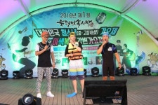 [포토뉴스]북평민속시장 이색복장 가요제