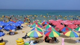 [포토뉴스]“막바지 해수욕 즐기자” 망상해변 북적