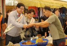 [포토뉴스]최동용 시장 추석 전통시장 장보기