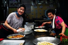 [이수길의 강원장터사람들]새벽부터 메밀을 갈고 불리고 볶고 43년 평창올림픽장터 지켜온 손맛