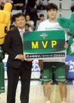 포워드 윤호영 원주 동부프로미 MVP