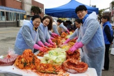 [포토뉴스]겨울철 이웃사랑 나눔 훈훈-사랑의 김장 나눔 행사