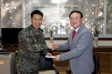 [포토뉴스]시의회 의장단 위문금 전달