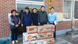 [포토뉴스]삼양식품 원주공장 경로당에 라면 전달