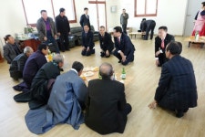 [포토뉴스]동해 귀운경로당 합동도배