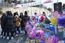 [포토뉴스]졸업식, 꽃 대신 사탕