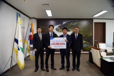 [포토뉴스]화천군-NH농협카드 제휴기금 전달