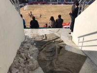 엉망인 잔디·악취까지 풀풀 경기력 못 따라주는 경기장