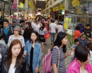 [포토뉴스]황금연휴 속초관광수산시장 관광객 북적