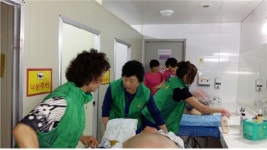 [포토뉴스]동송읍새마을부녀회 목욕봉사