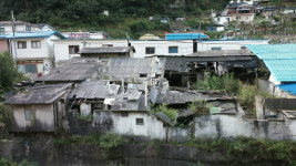 [현실화된 동네소멸]마을 곳곳 폭격 맞은 듯 망가진 채 방치