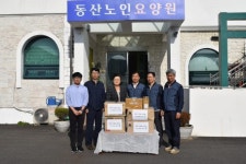 [포토뉴스]환경공단 노인복지센터에 위문품 전달