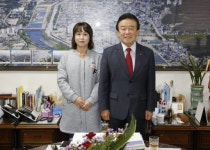 [포토뉴스]신영주씨 인재 양성 지원금 기탁