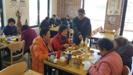 [포토뉴스]양양군 손양면 삼교리동치미막국수 노인 초청 식사 대접